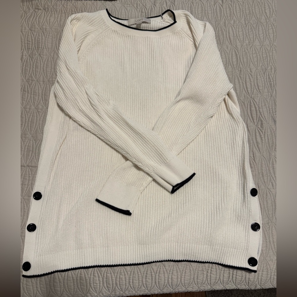 Loft sweater with functional side button detail. Sz XXL
